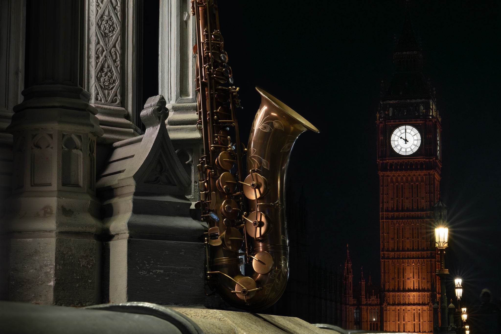 Atlantic London-saxofon ved Westminster Bridge med Big Ben oplyst om natten